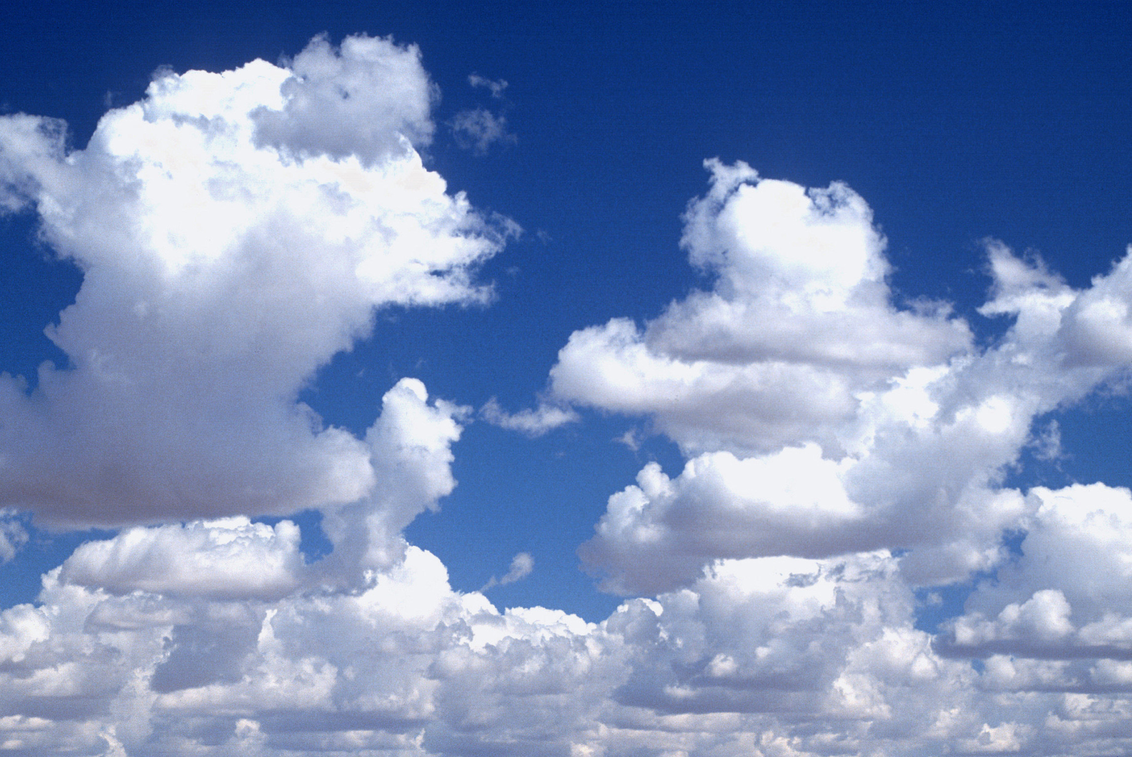 Облаками там и тут. Атмосфера воздуха. Облака в атмосфере. Воздух фото. Движение облаков.